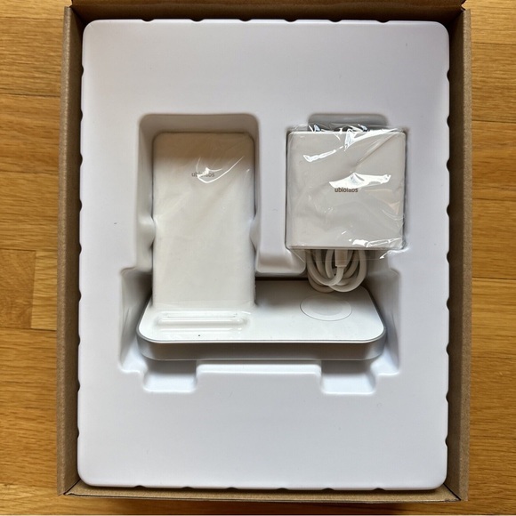 Ubiolabs Wireless Charging Stand for iPhone and Apple Watch - Picture 3 of 3